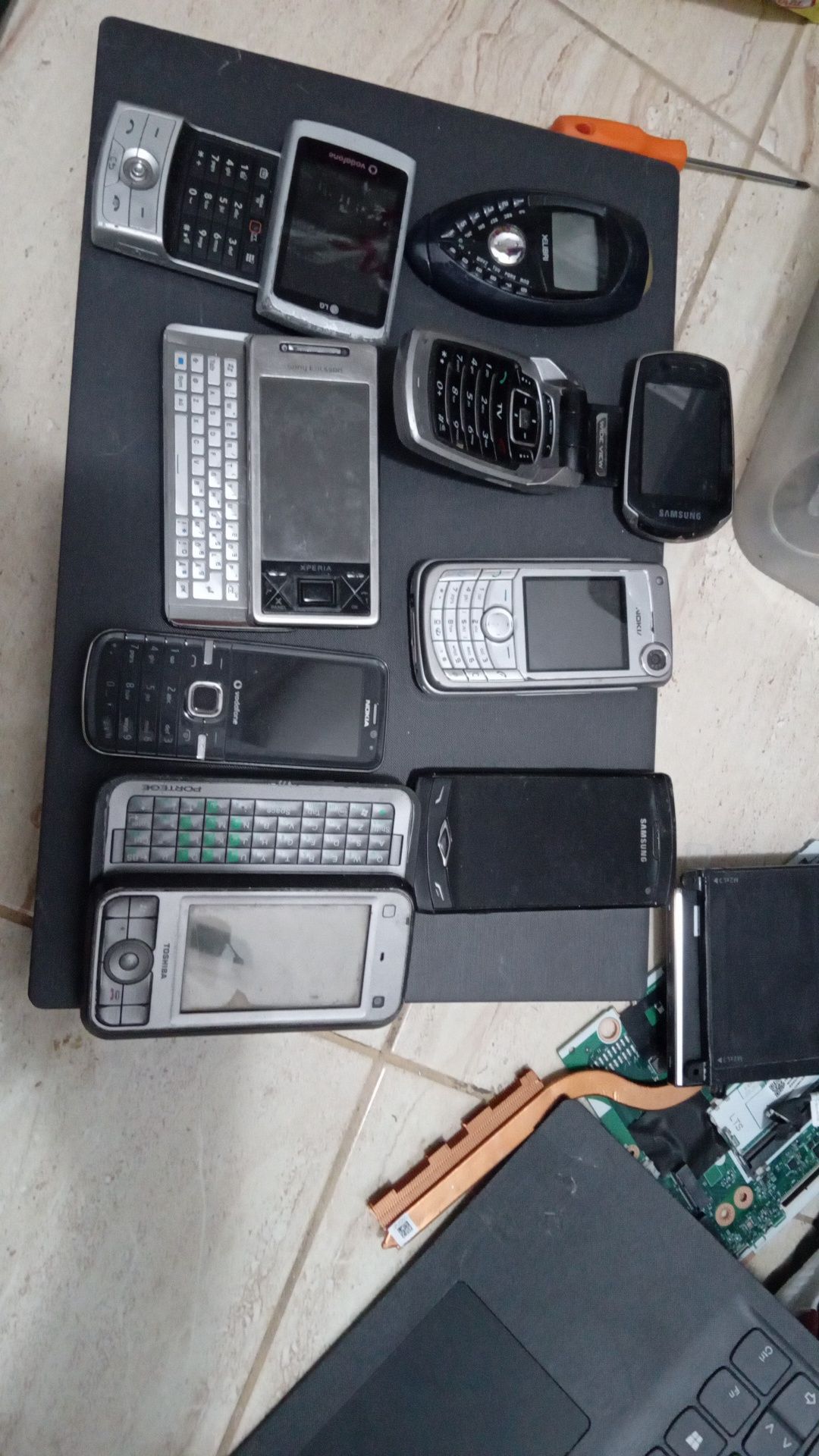 Lot telefoane de colecție fără capac spate și bateri