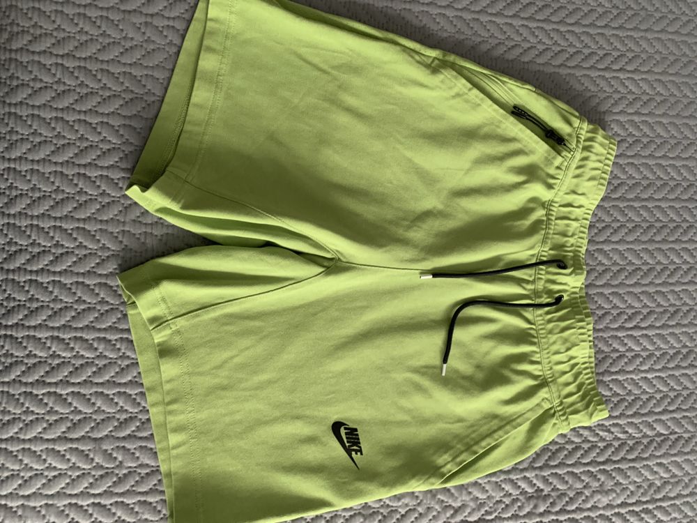 Оригинални къси панталони NIKE . Размер XS . Цена 30 лв .