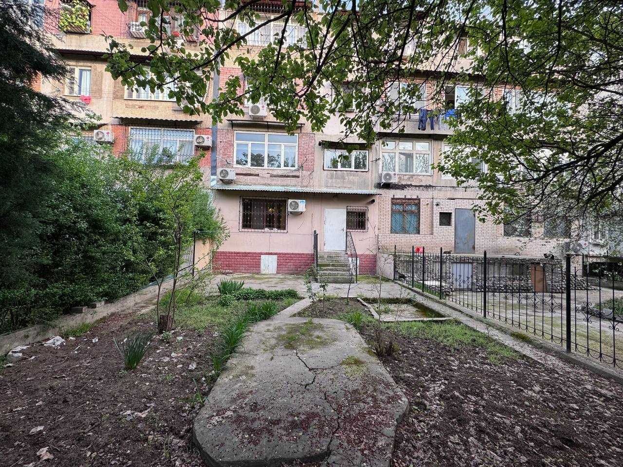 Аренда в Центре, Ойбек, 4/1/4 85 кв.м. дворик, парковочное место=