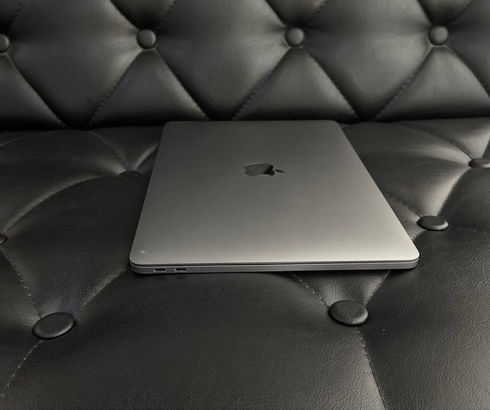 Apple MacBook Pro 2016 года в хорошем состояние