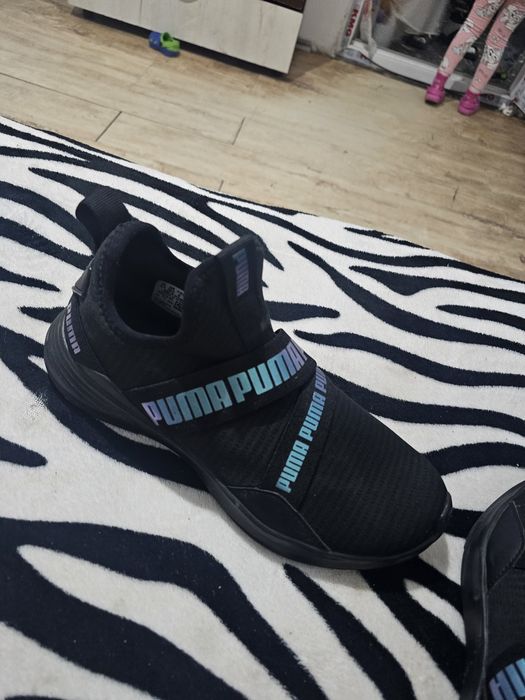 Vând 2 perechi de adidași puma și y3