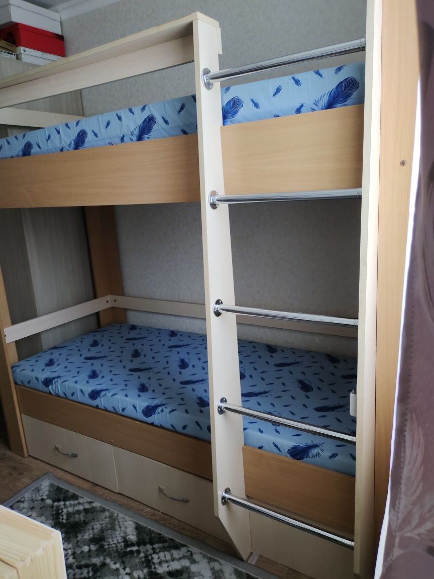 Продам двухъярусную кровать.