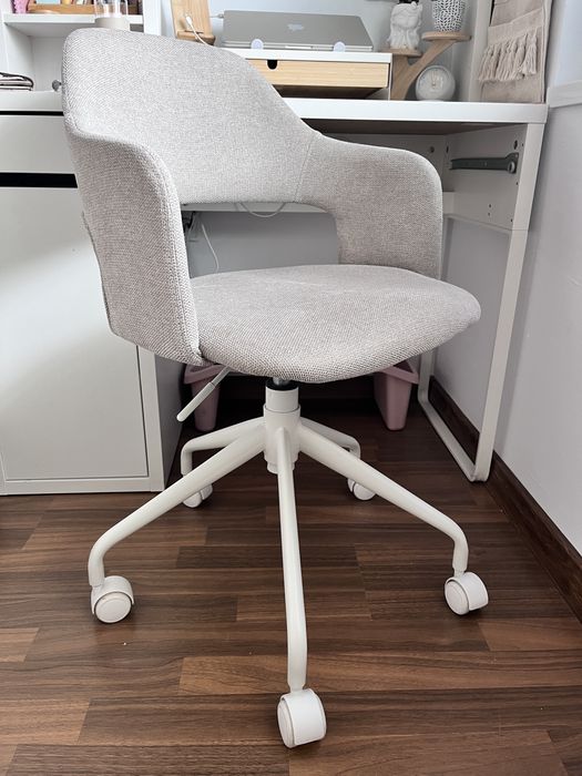 Офис стол текстил с бяла основа