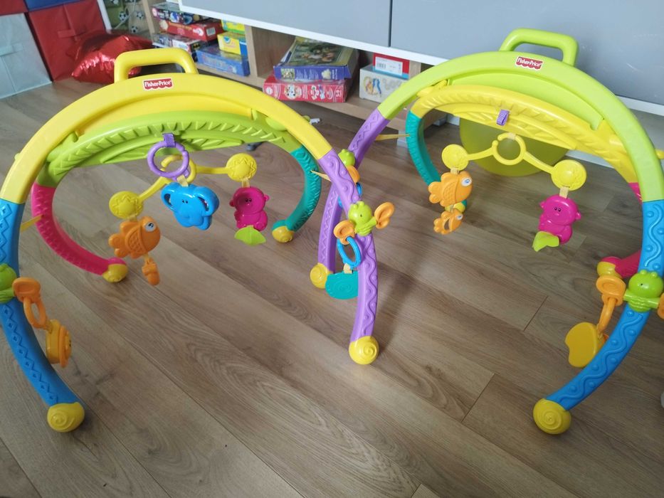 Активна гимнастика - Fisher Price с допълнителни музикални играчки.