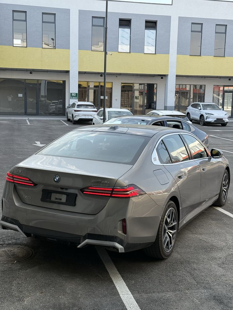 BMW i5 35L v nalichii