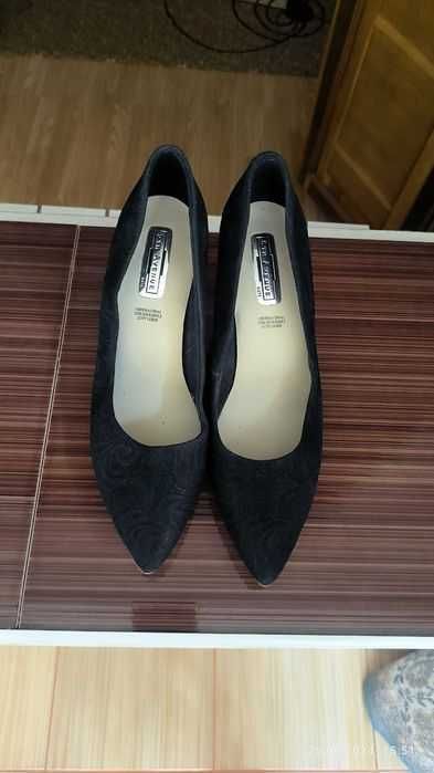 Vând pantofi eleganți