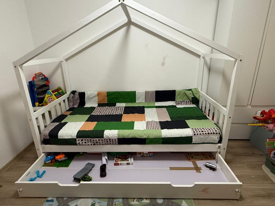 Pat căsuță din lemn masiv + sertar + saltea NEFOLOSITĂ – 200×90 cm