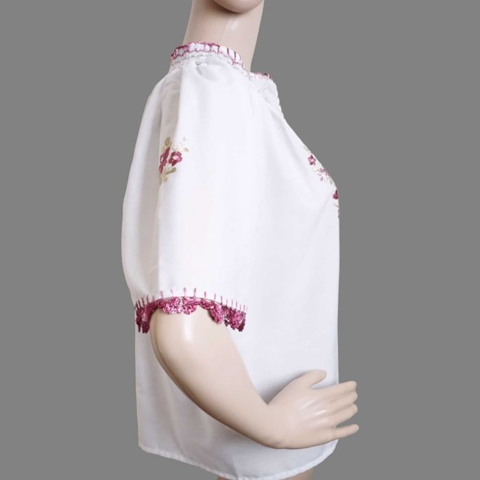 Ie lucrata manual , ie traditionala cusuta de mana masura M