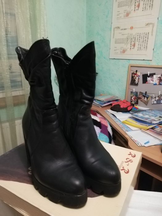 Cizme cu platforma din piele mărimea 37