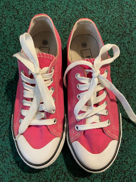 Bonprix brandi krasovkasi ,sifati juda yaxshi hamma yeri but butun