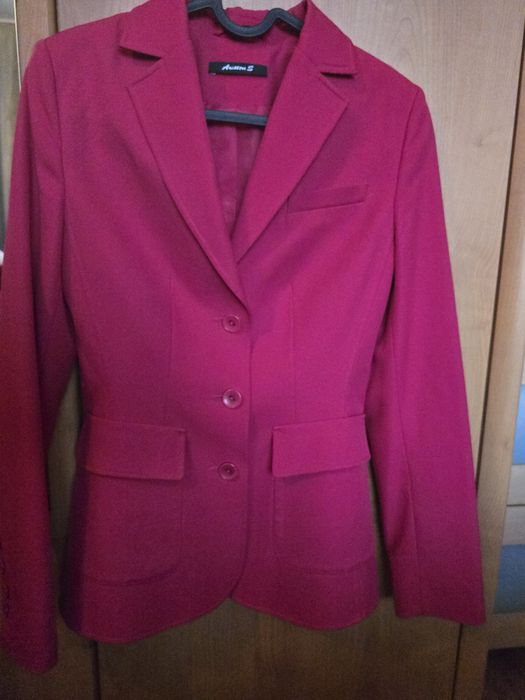 Стилен костюм. Удобна ,лека материя, подходящ за всеки ден.