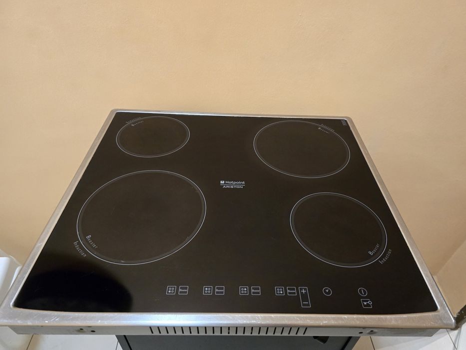 Hotpoint Ariston индукционен котлон за вграждане.