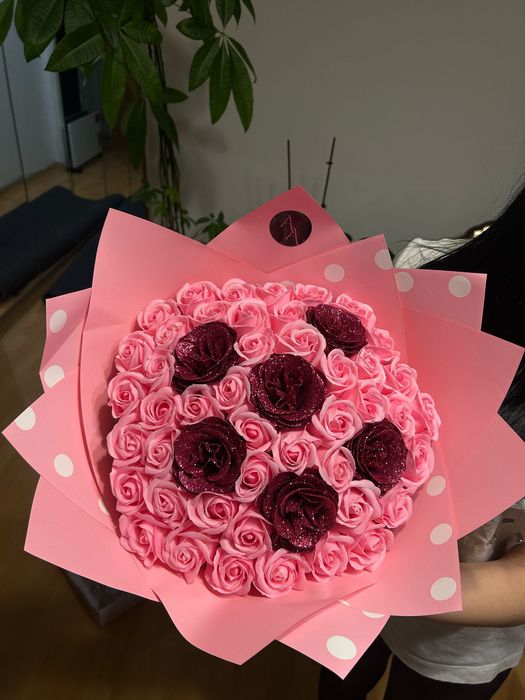 Buchet trandafiri sapun / roz pal cu accesorii fluturași