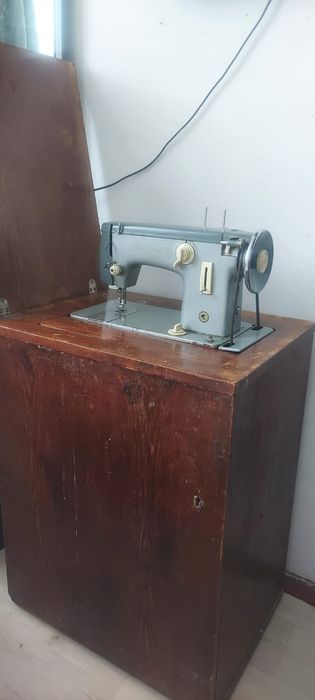 Продается ножная  швейная машинка