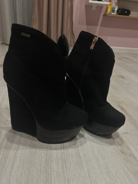 Велурени боти на висока платформа bianco nero