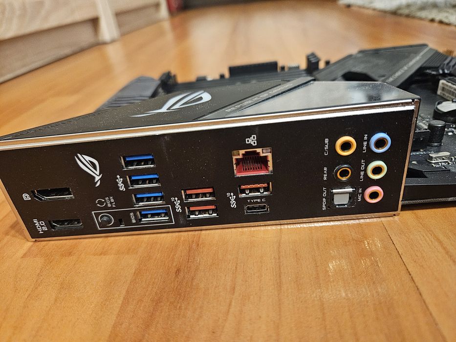 Продавам дъно Asus ROG X570-F и процесор Ryzen 9 3900X