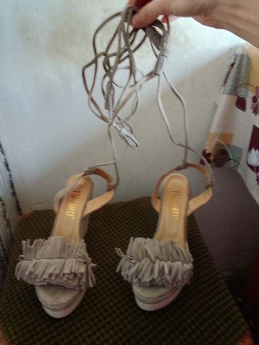 Босоножки замшевые на танкетке