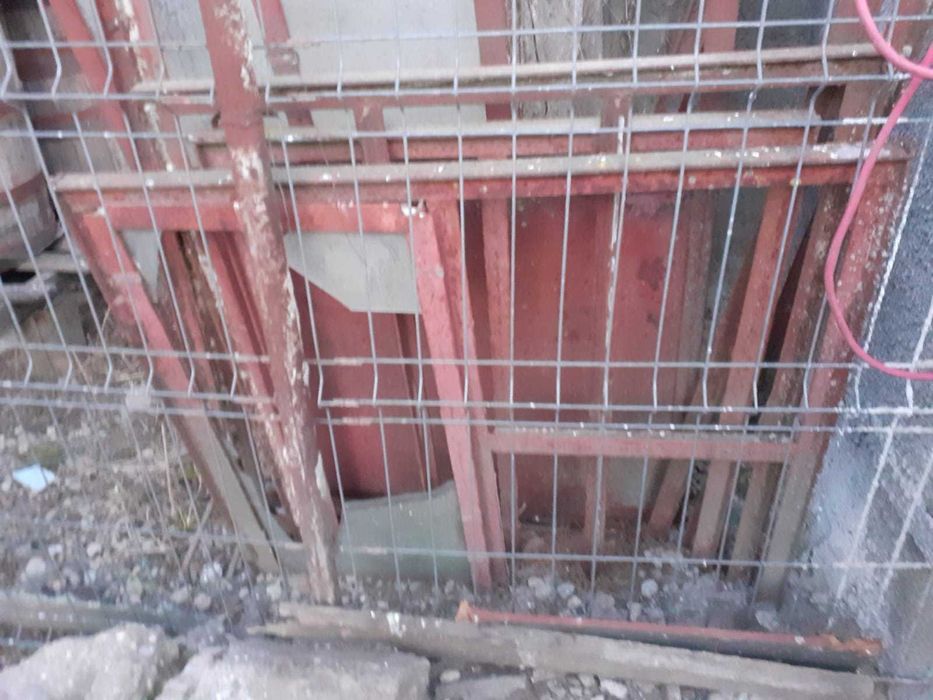 Vând 2 uși cu rame și 3 rame de geam din cornier de 4 cm.
