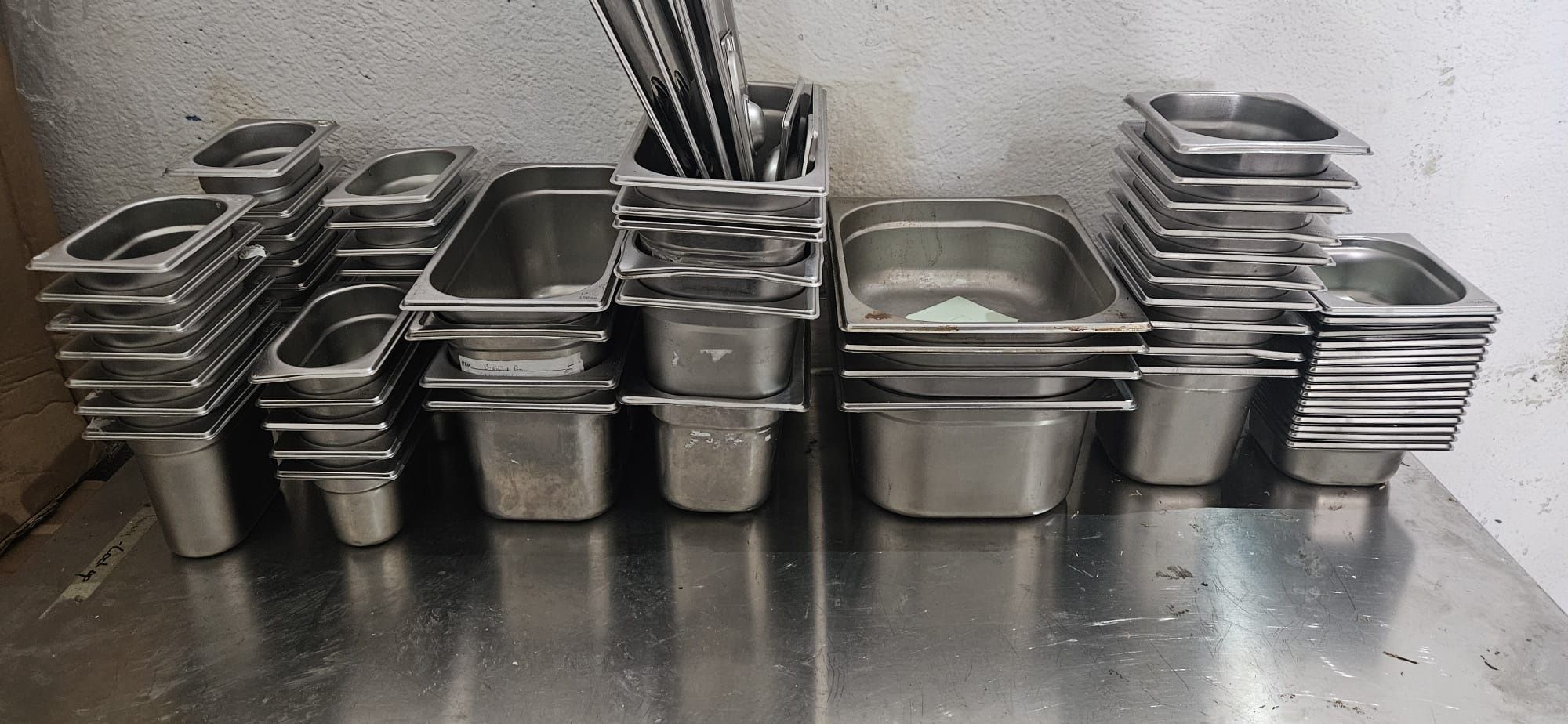 Frigider inox și cuptor, mese calde, mese reci, tăvi inox