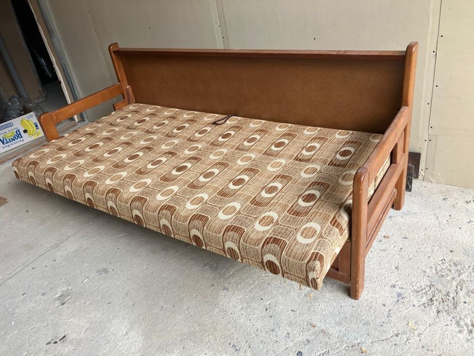 Дървен разтегателен диван