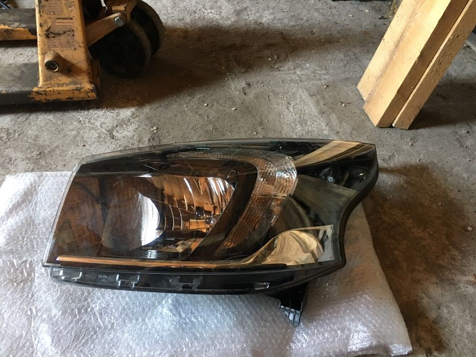 Предна броня и Ляв фар за Opel Vivaro Hella 2014-2019