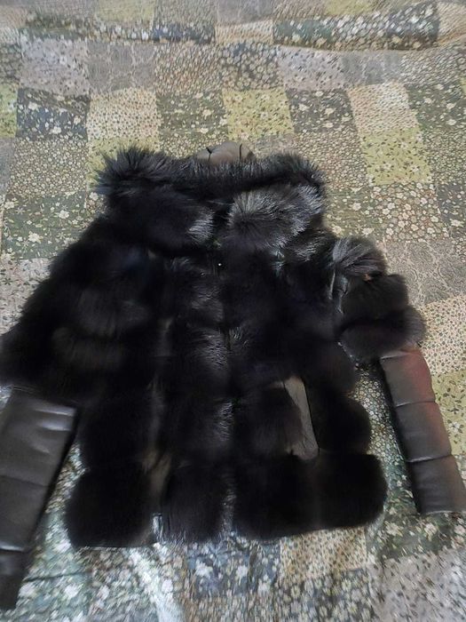 Vand haina din blană naturala de vulpe cu insertii din piele naturală