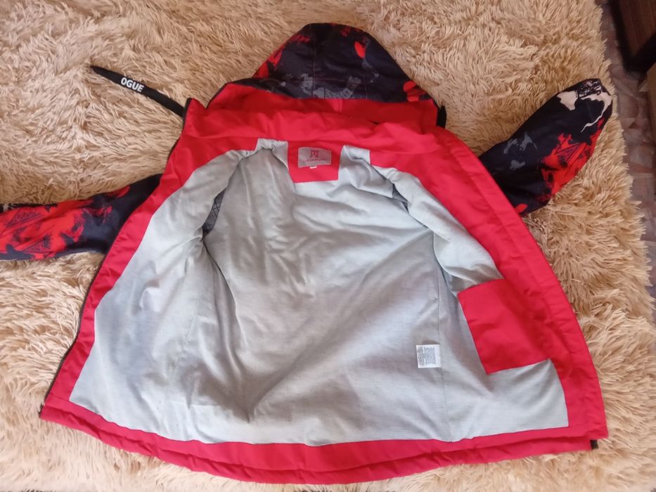 Осенняя куртка,  красно- чёрная