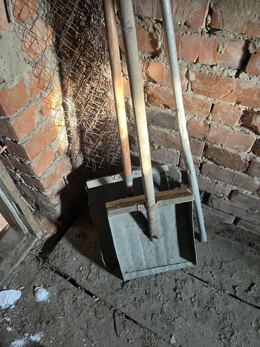 Продам лопаты для снега, санки для снега