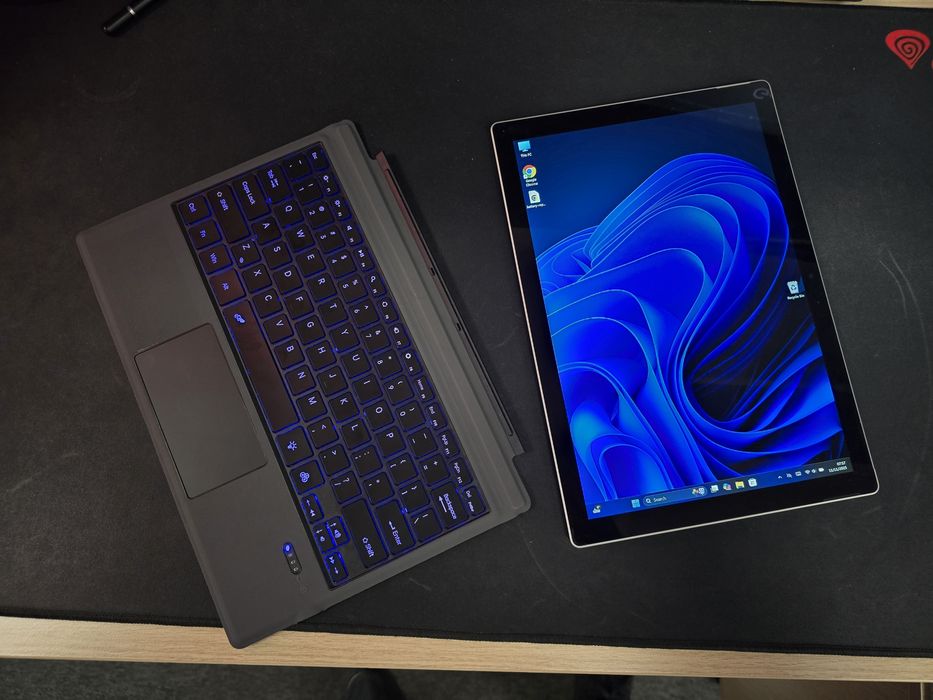 Microsoft Surface Pro 6 / i5 8th /8GB Ram / 256 SSD