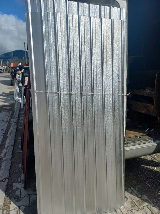 Tablă cutată colorata de acoperiș