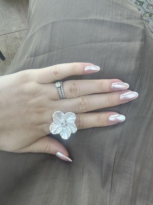 Realizez unghii cu oja semi la domiciliul clientei