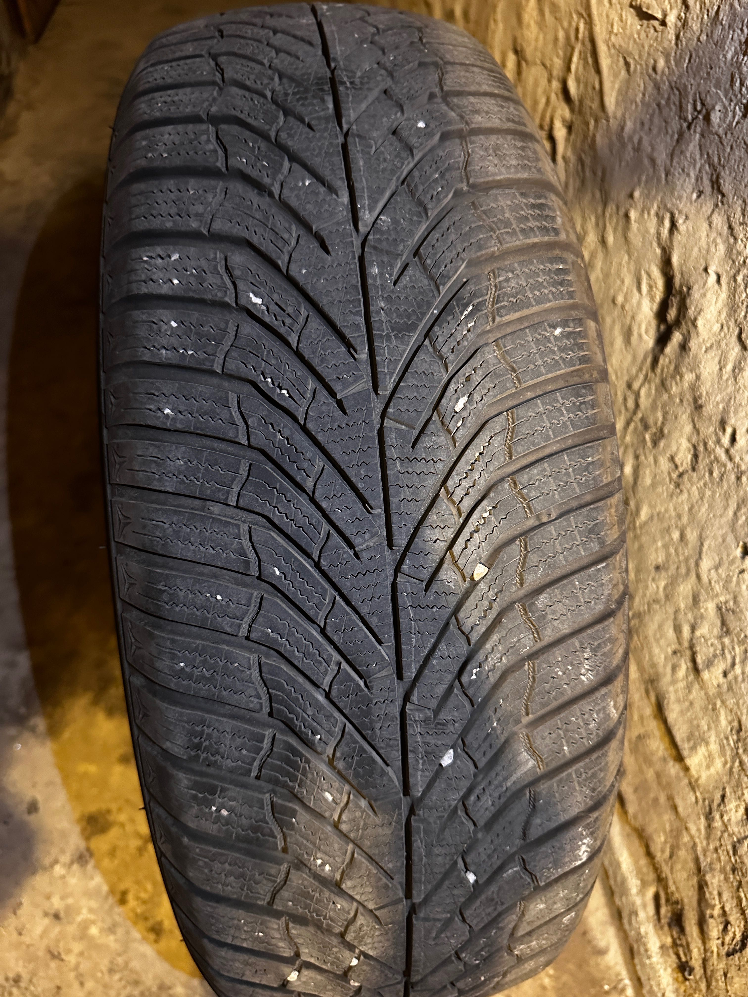 Почти нови ЗИМНИ гуми Kumho 225/65/17