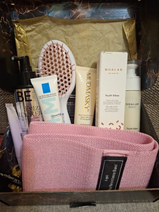 СЕТ козметика и четки за коса