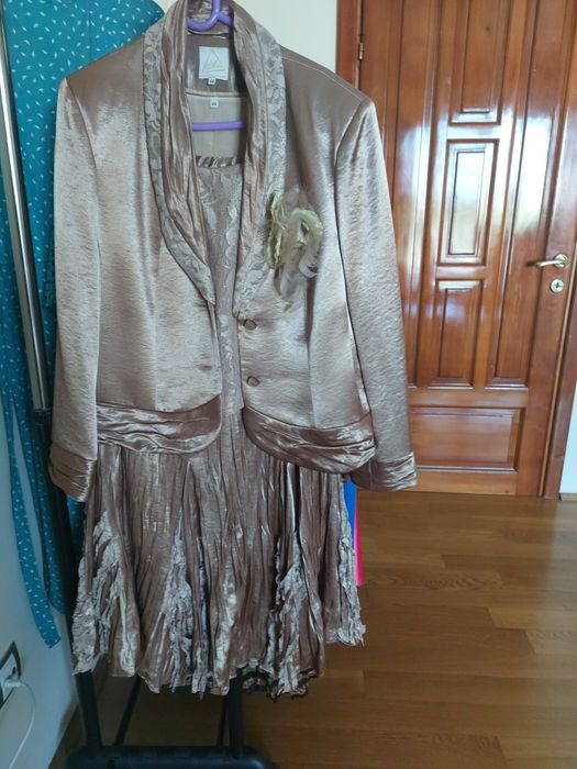 Vând rochii și costume mărimea 44,46.