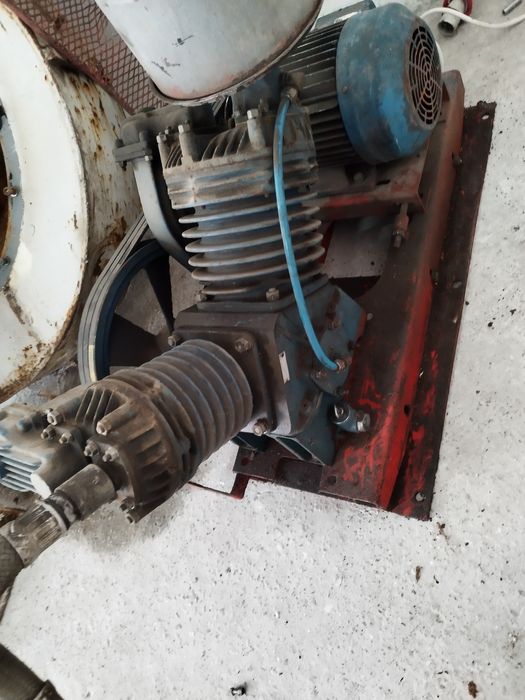 Стационарен двубутален компресор