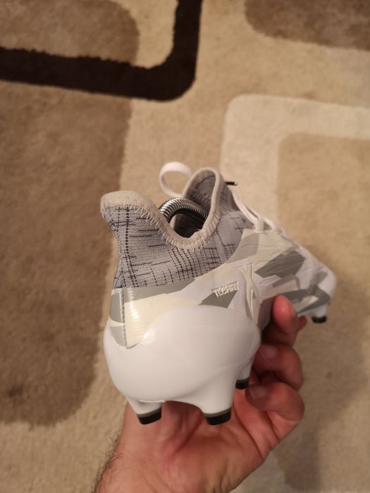 Vând ghete de fotbal profesionale Adidas X16. 1 FG în stare impecabila