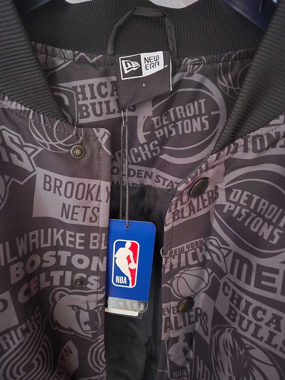 Продавам чисто ново NBA яке NEW ERA ,размер L