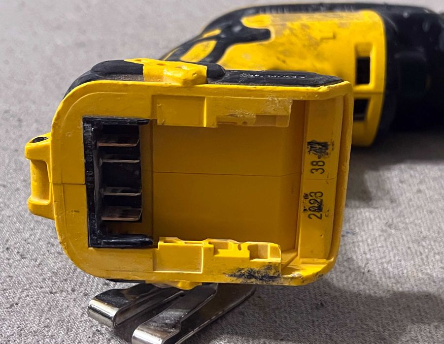 Surubelnita DeWalt DCF620 XR 18V cu magazie DCF6202, functionala