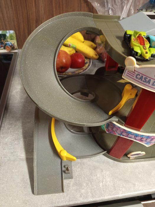 Детска писта гараж + 6 колички