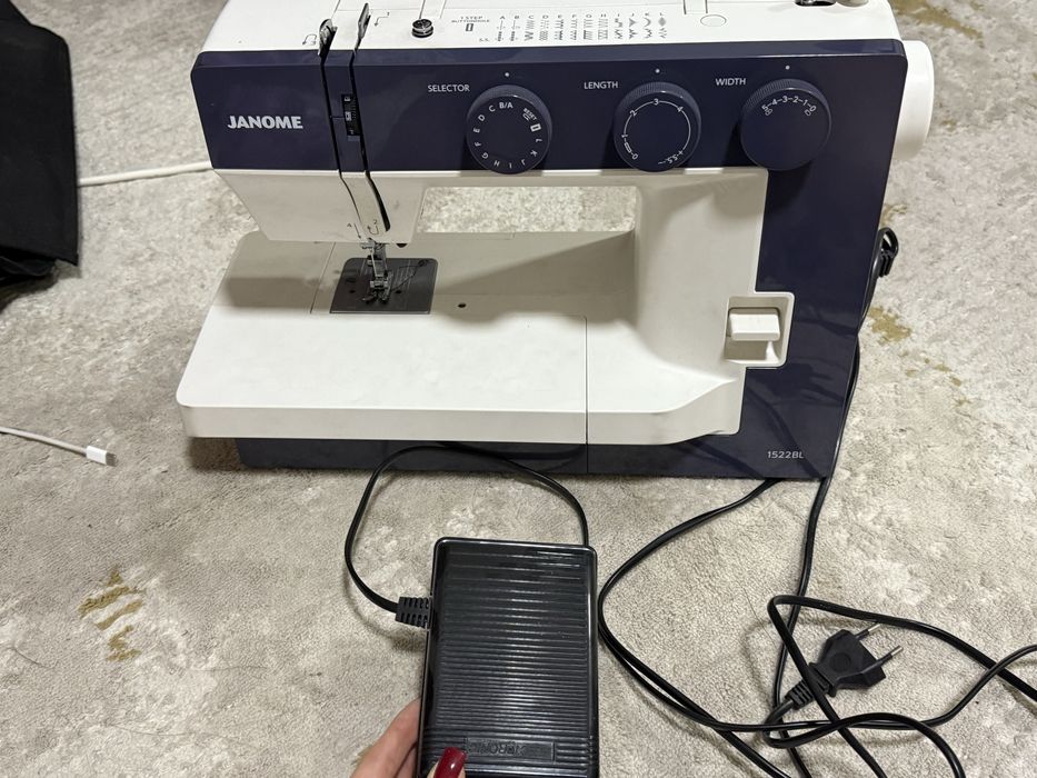 Швейная машина Janome 1522 BL белый, синий