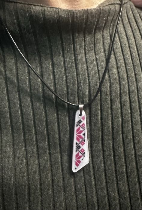 Pandantiv traditional din rasina Uv, fir cerat 40cm