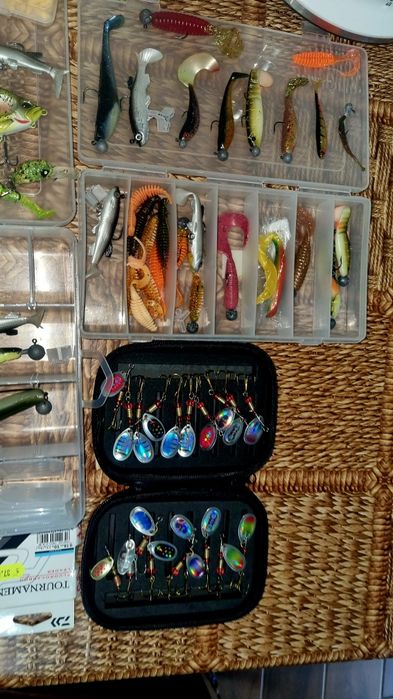 Se vinde pachet de Undite si Accesorii pentru  pescuit la Spinning