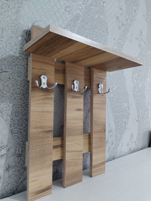 Вешалка в прихожей