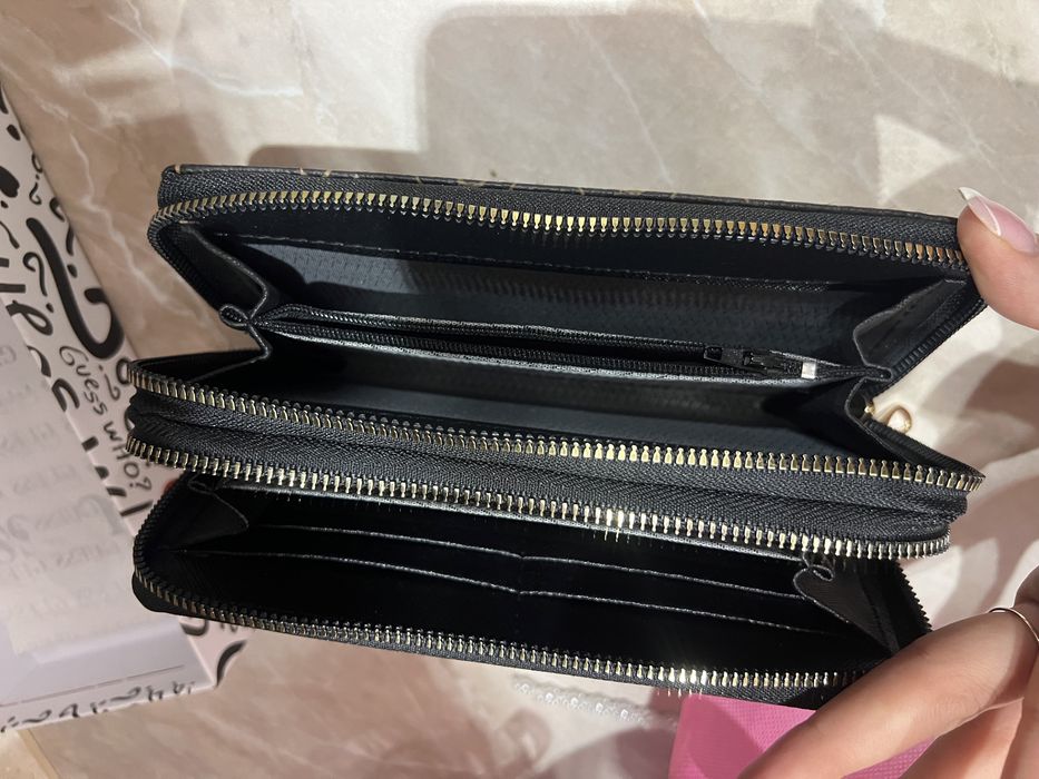 Дамско портмоне на Guess