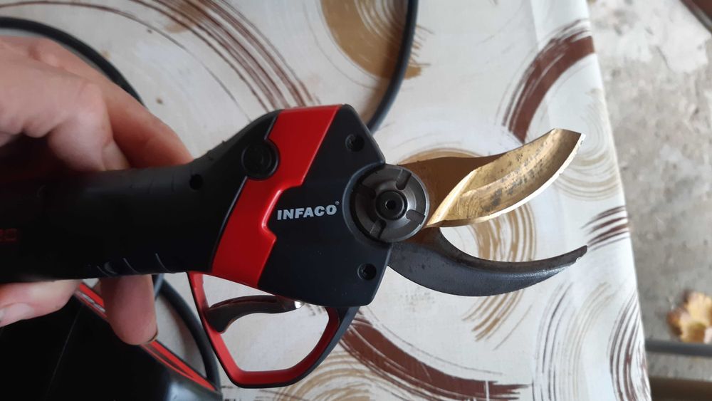 INFACO F3020 Професионална акумулаторна ножица