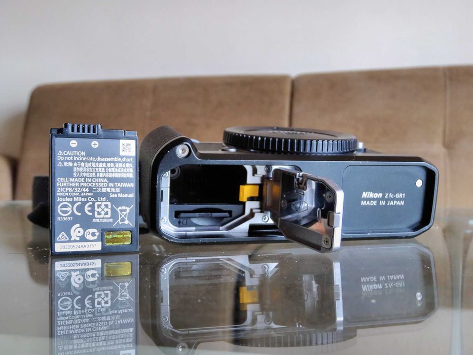 Безогледален Nikon Zf-c - перфектен, с обективи и екстри