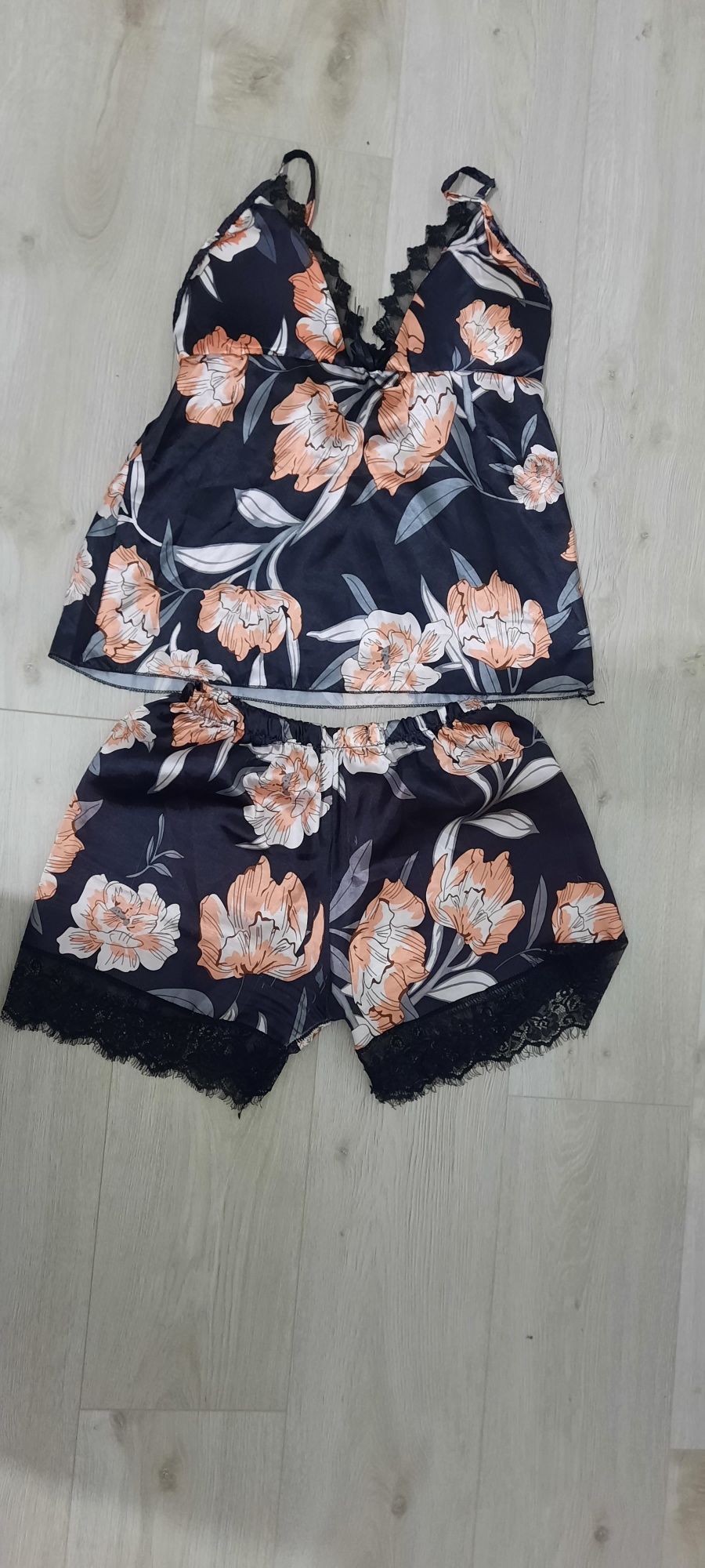 Pijama înflorată satin