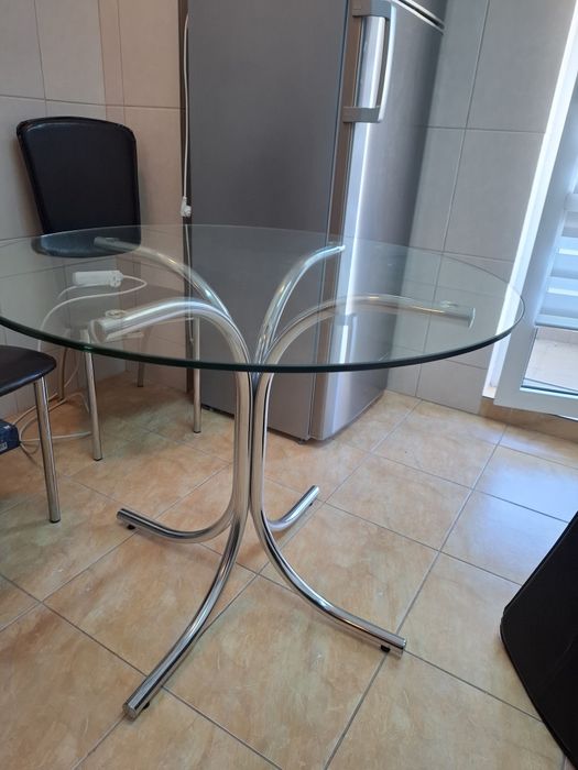 Masă rotundă din sticlă pentru bucătărie