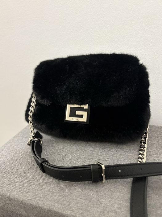 Черна пухена чанта Guess