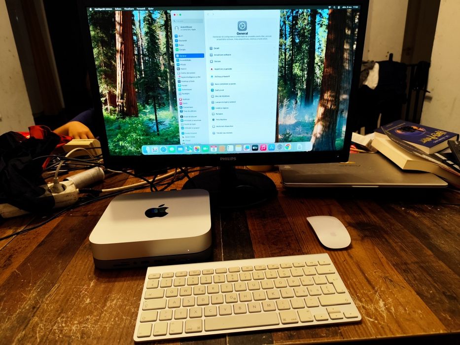 Apple Mac mini M1 cu tastatură, mouse, docking station și monitor